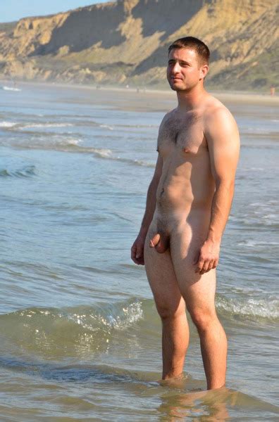 Pelado Na Praia De Nudismo Macho Gostoso De Olho Na Mala