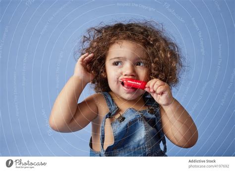 Kleines Mädchen Mit Wutanfall Und Süßem Fruchteis In Der Hand Ein Lizenzfreies Stock Foto Von