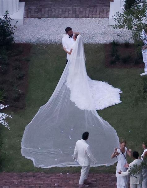 See The First Photo Of Jennifer Lopezs Wedding Dress From Ben Affleck