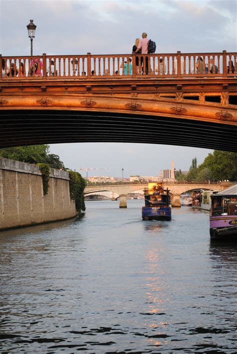 It's the river that cuts through paris, giving us the rive gauche (left bank) and rive droite (right bank) as designations for the two main divisions of the city. World Destinations High Resolution Pictures: Pont Au Doble ...