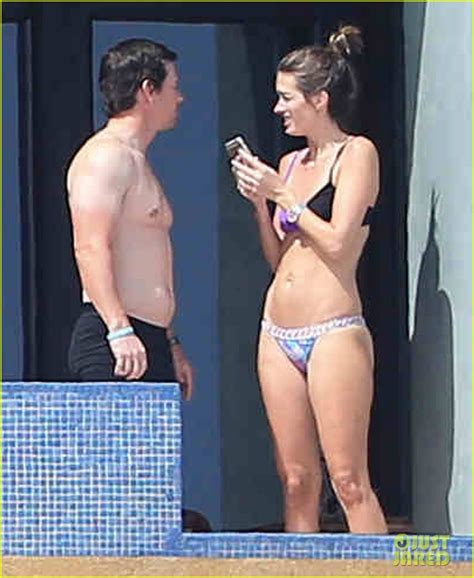 Mark Wahlberg Flaunts Poolside Pda With Wife Rhea Durham Photo 3328439 Bikini Mark Wahlberg
