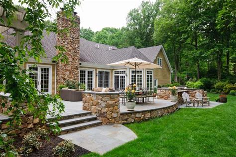 See authoritative translations of backyard in spanish with example sentences, phrases and audio pronunciations. Stone Patio With Outdoor Dining Area | HGTV