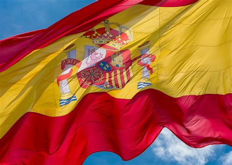 Flaga hiszpanii jest prostokątem podzielonym na trzy poziome pasy: Madryt Flaga - Spolecznosc Madryt Flaga Hiszpania ...