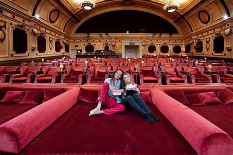 Grauman's chinese theatre) is a hollywood icon. 7 super movie theatres everyone should visit
