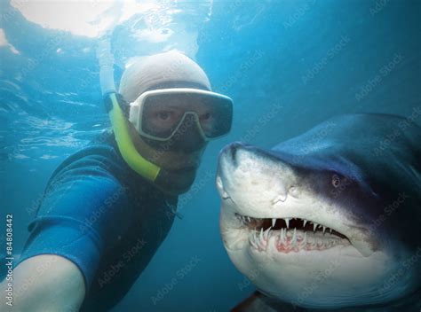 Underwater Selfie With Friend Scuba Diver And Shark In Deep Sea Foto