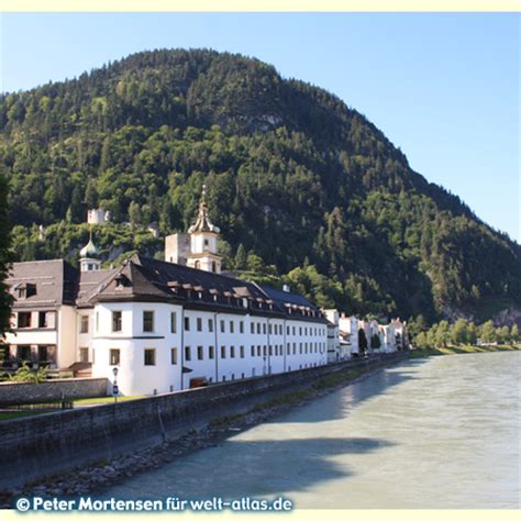 Rattenberg liegt zwischen fels und inn am fuß einer burg aus dem 10. Foto Rattenberg am Inn | Welt-Atlas.de