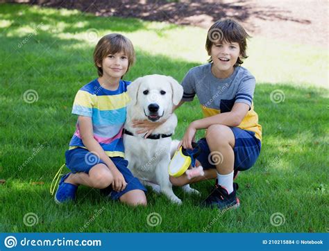 Niños Jugando Con Perro Foto De Archivo Imagen De Felicidad 210215884