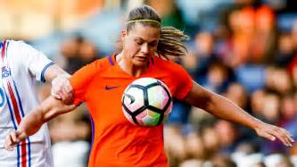 She is a member of the netherlands national team. Anouk Dekker helpt Oranjevrouwen aan zege tegen België