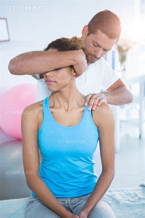 유토이미지 Physiotherapist Giving Neck Massage To Female Patient In Clinic