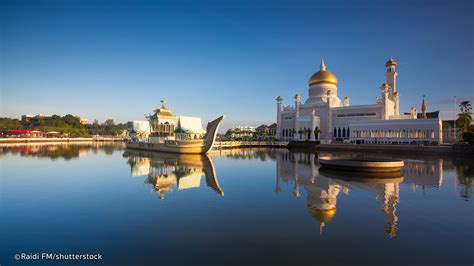 The omar ali saifuddien mosque in bandar seri begawan is the most striking image of brunei. Brunei Attractions - What to see in Brunei