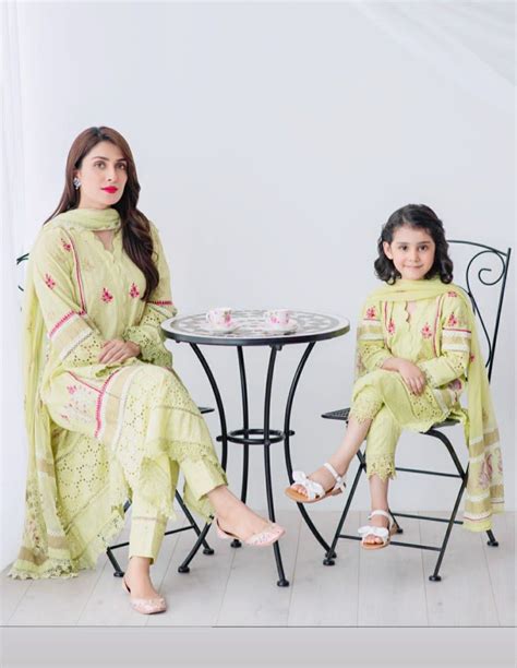 Ayeza Khan In 2020 Stylish Dress Designs Mother Daughter Matching