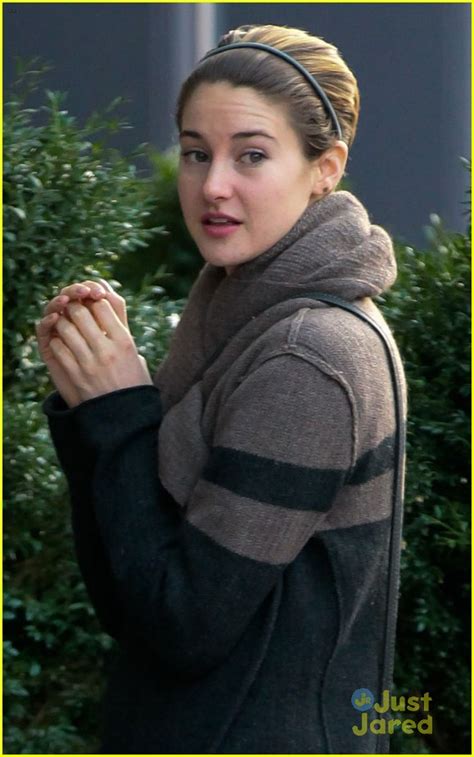 Shailene woodley calls football 'a whole new world' after getting engaged to aaron rodgers. Shailene Woodley: I Love My Short Hair! | Photo 623463 ...