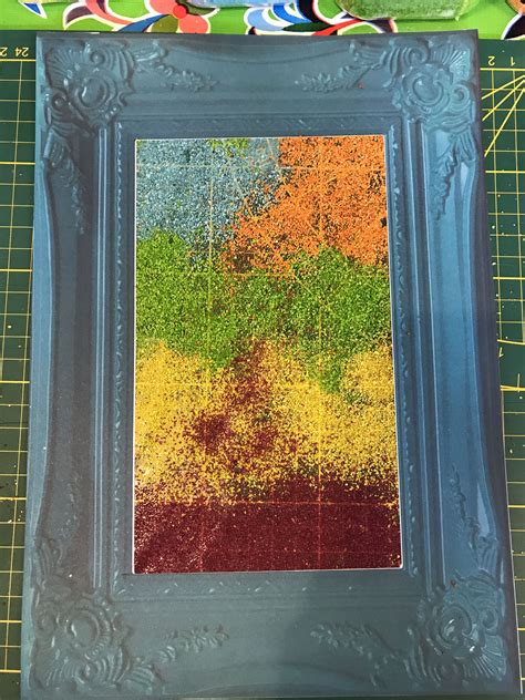 Using lawn sand to kill moss and feed your lawn in the spring. Kartonnen lijst met plakfolie. Zand over strooien. Zand ...