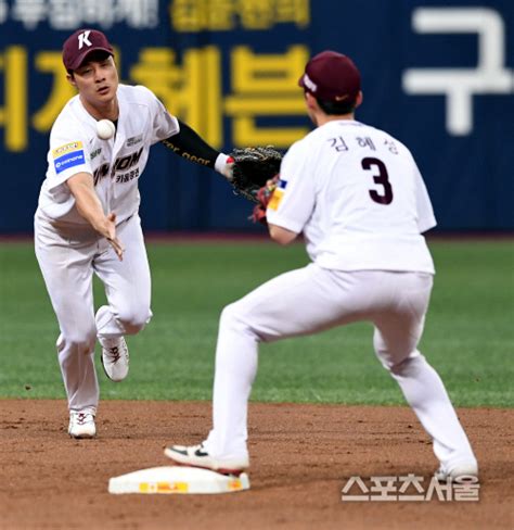 16살 나이에 시집을 왔지만 남편은 얼굴 한 번 제대로 보여 주질 않는다. 스포츠서울 - 포토 키움 김하성-김혜성, 1루 주자 포스 아웃을 ...