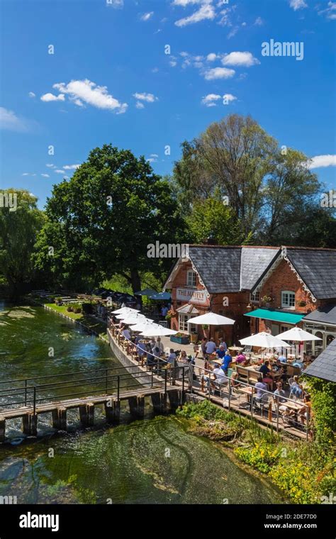 Mayfly Pub Stockbridge Hi Res Stock Photography And Images Alamy