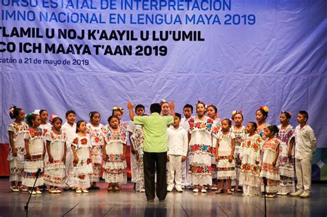 Niñas y niños entonan Himno Nacional Mexicano en lengua maya
