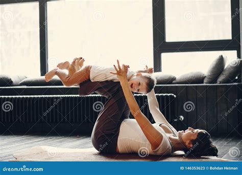 Mutter Mit Wenigem Sohn Der Zu Hause Yoga Tut Stockbild Bild Von
