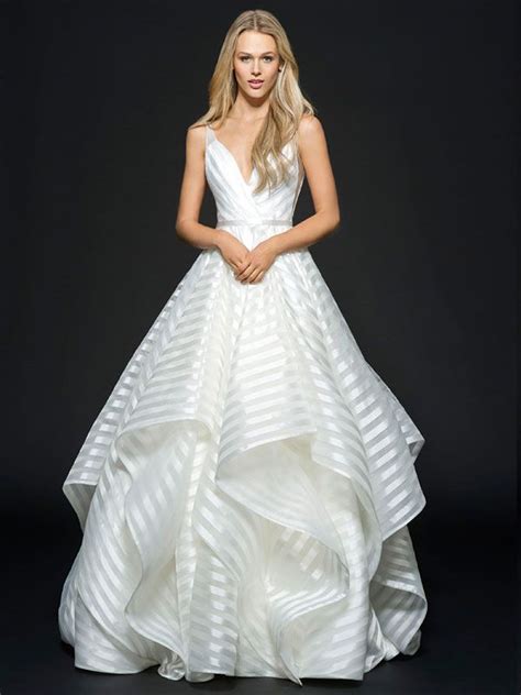 Normalerweise kenn' ich da nix. Brautkleid mit Volantrock und tiefem Rückenausschnitt ...