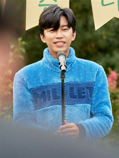 기사 임영웅 화보 촬영장 에서 과거 헤어 메이크업 비하인드 스토리. 임영웅, 가을 담은 광고 비하인드 컷 공개-디지틀조선일보(디조 ...