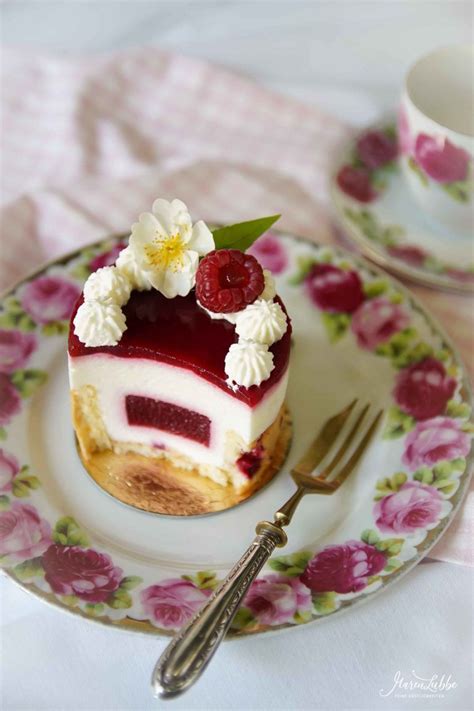 Die passenden rezepte für große und kleine, saftige und feine kuchen gibt es von und mit rama. Joghurttörtchen mit Himbeeren & Holunderblüten - Maren ...