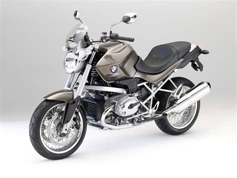 Bmw s 1000 xr vs. 2011 BMW R1200R Classic