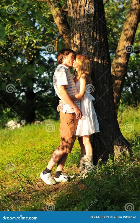 Jeune Baiser De Couples à L extérieur Dans La Forêt Image stock Image
