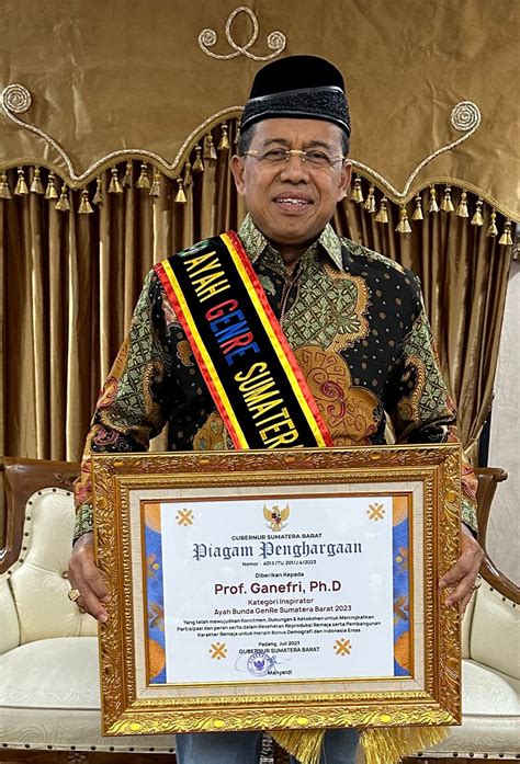 Rektor Universitas Negeri Padang Prof Ganefri Terima Penghargaan Ayah