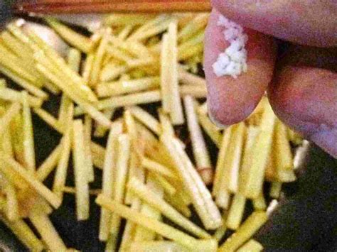 Make it in less than 10 mins! Recipes for Tom: Daikon no kawa no kinpira / kinpira saute ...