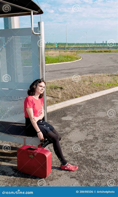 Mujer Joven Que Espera En Una Estación Foto De Archivo Imagen De