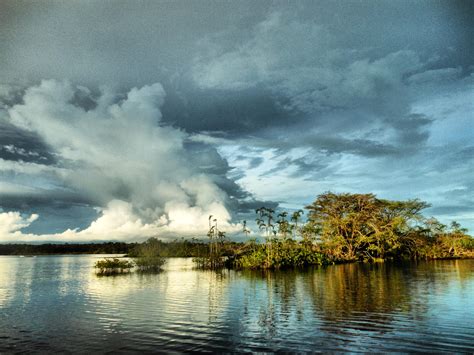 Ubicada en lo alto de la cordillera de los andes, esta moderna ciudad capital se encuentra a 2,850 metros sobre el. DAS BESTE WETTER IM AMAZONAS REGENWALD, ECUADOR