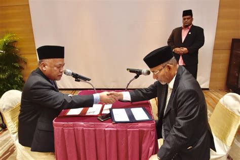 Hukum asal sebarang bentuk pemakaian tidak diwajibkan zakat. Majlis Penyerahan Zakat Perniagaan TH Negeri Johor Bagi ...