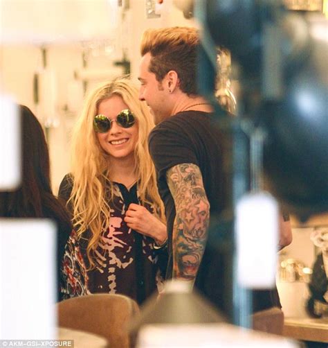 Avril Lavigne Flashes Bra As She And Ryan Cabrera Shop For Lighting