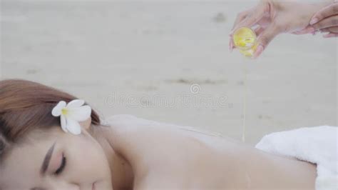 Massage Thaïlandais Sexy De La Belle Jeune Femme Asiatique Heureuse Sur