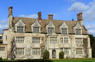 К услугам гостей сад и балкон. Großes haus | Kostenlose Foto