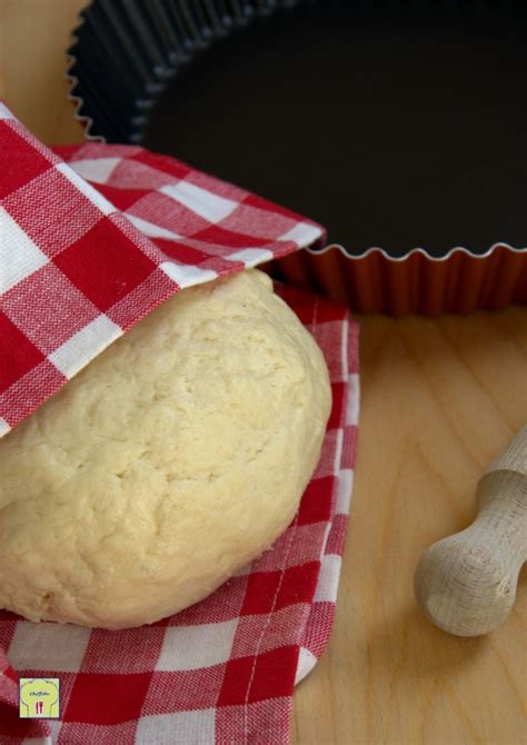 Per preparare la pasta brioche allo yogurt senza burro innanzi tutto setacciate in una ciotola le due farine il lievito e 1 cucchiaio di zucchero preso dalla quantità totale della ricetta e mescolateli insieme. Pasta frolla allo yogurt senza uova, ricetta di base