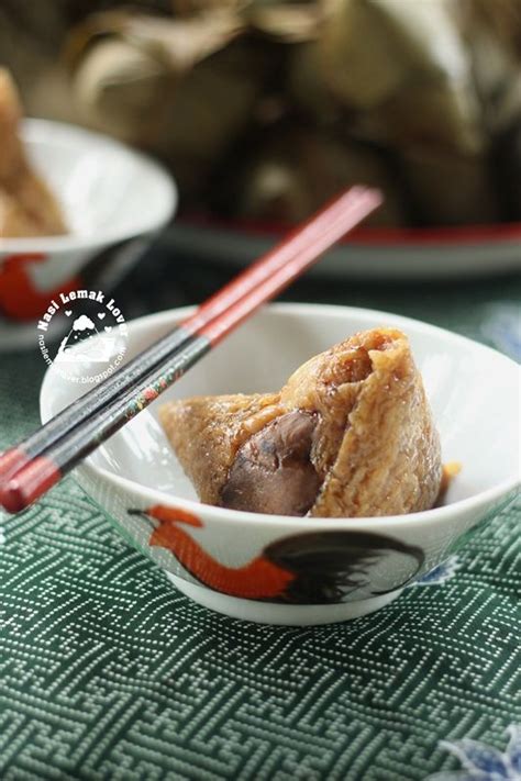 .dumplings (bak chang) during dragon boat festival for this year?dragon boat festival is just around the corner and the myriad of aroma from the rice dumpling or bak chang have already we celebrate dragon boat festival by featuring 6 traditional and legendary rice dumplings from hotels in singapore. Hokkien Bak Chang (rice dumplings) 福建肉粽 | Chinese dessert ...