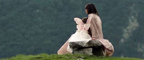 E cecilia strada viene silurata. Elisa nel video di 'A modo tuo' tenera e sognante con la ...