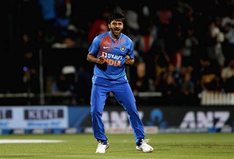 Shardul thakur opens up on how travelling in local trains in mumbai had changed the way he looked at life! Shardul, Shami open up on final over heroics