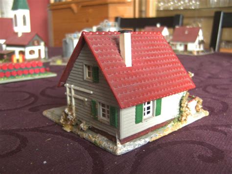 Eine gaubenverkleidung mit titanzinkblech, holzverschalung, putzfassade, schieferplatten. Faller » Faller 259 Haus mit Holzverschalung und Laube