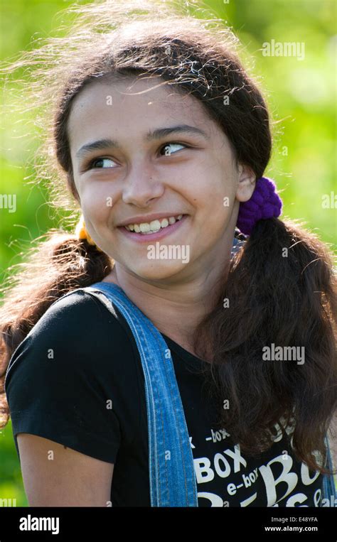 chica adolescente de 12 años de retrato al aire libre solo sonriendo dulce positivo delgado