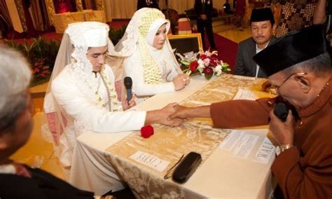 Seperti saat menyuruh seseorang untuk shalat dengan khusyu', sesungguhnya untuk dapat mencapai perintah itu harus thaharah dulu, berwudhu dulu, memenuhi syarat dan rukun shalat. 200 Pantun Pengantin Baru Lucu dan Mendidik - Rumbelnesia.com