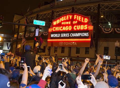 16 Incredible Photos Of Cubs Fans Losing Their Minds In Chicago After