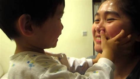 母親節不是頌揚所有媽媽 而是頌揚你認識最棒的媽媽，也就是你媽。 接著送我們上課，再去上班 日復一日，年復一年 直到我們三個子女都長大後 也沒要求我們給孝親費 只說我們能平安快樂，對她來說就夠了 從小就規定每. 母親節快樂母親親節?2才寶寶吻媽咪索吻?母亲节快乐亲亲节?Mother'sDay Become a kiss Festival - YouTube