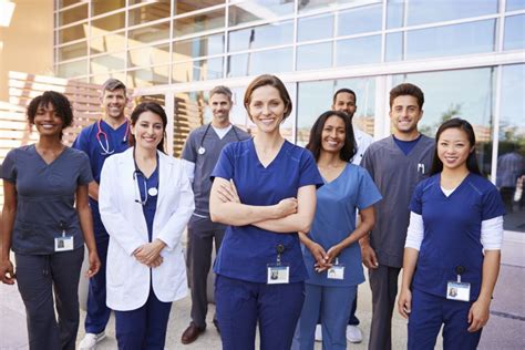 How Healthcare Employee Recognition Programs Improve Performance