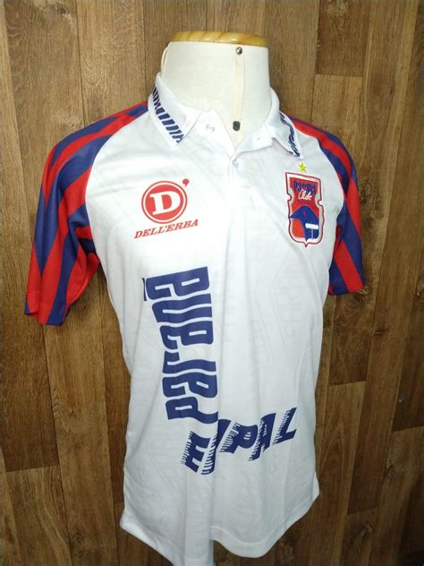 A camisa reserva do paraná clube é predominantemente branca e também traz gola v na mesma cor. CAMISA PARANÁ CLUBE RETRÔ BRANCA 1995 - FUT RETRO
