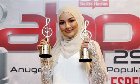 full anugerah bintang popular bh 32 #abpbh32. Neelofa Raih Gelaran Bintang Paling Popular ABPBH 2015