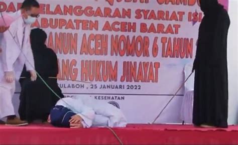 Wanita Terpidana Kasus Zina Di Aceh Pingsan Setelah Dihukum Cambuk 100 Kali