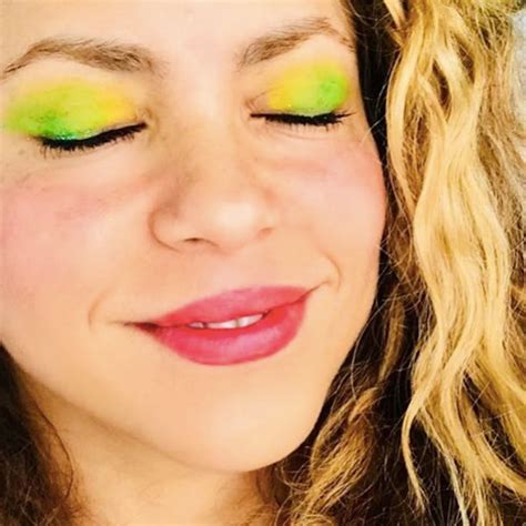 Shakiras Sexiest Selfies Popsugar Beauty