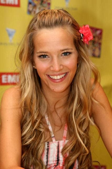 She is an actress and composer, known for casados con hijos (2005), nafta súper (2016) and chiquititas: Luisana Lopilato: Luisana Lopilato, ¿de festejo en Argentina?