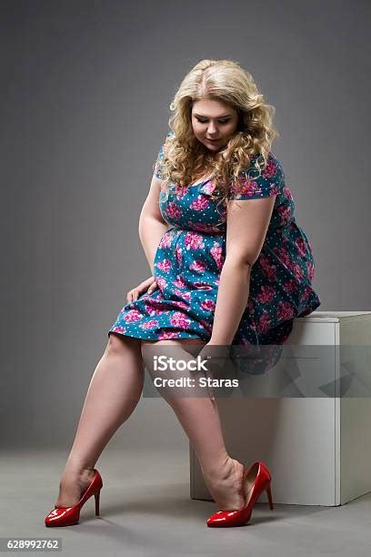 plus size model in red shoes xxl woman legs fatigue 照片檔及更多 疲勞的 照片 istock